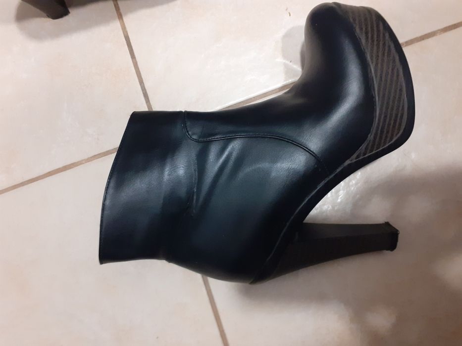 Черни елегантни боти