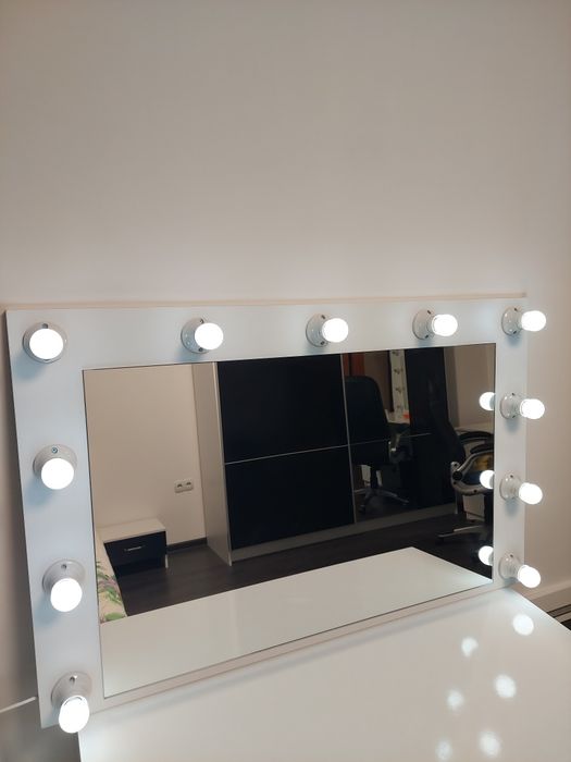 Огледало тип Холивуд