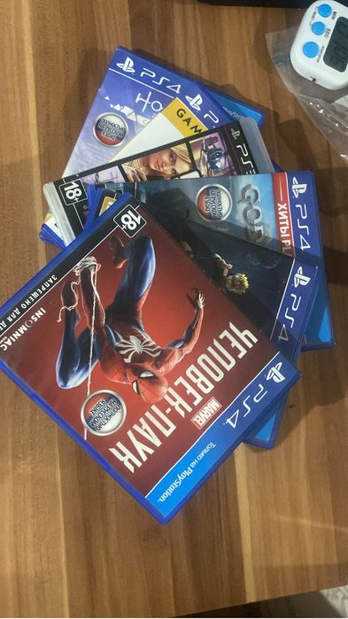Продам PS4 slim .