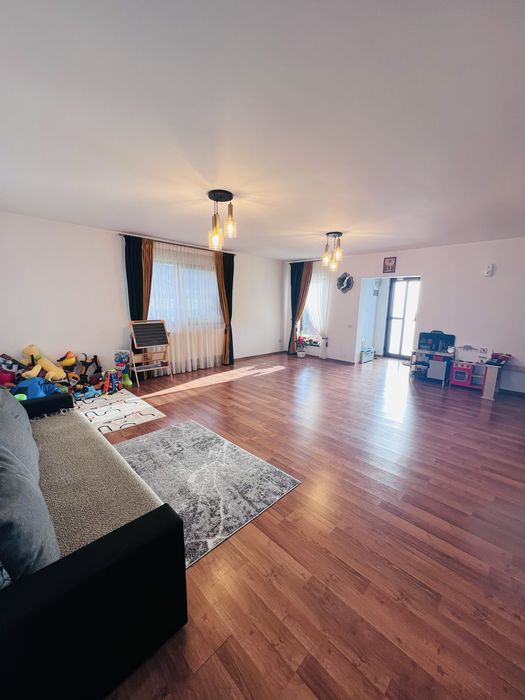 Casă p+m mobilată și utilată, cu 550 mp teren, situată la 10 minute de oraș, într-un cadru natural mirific – 160.000 euro