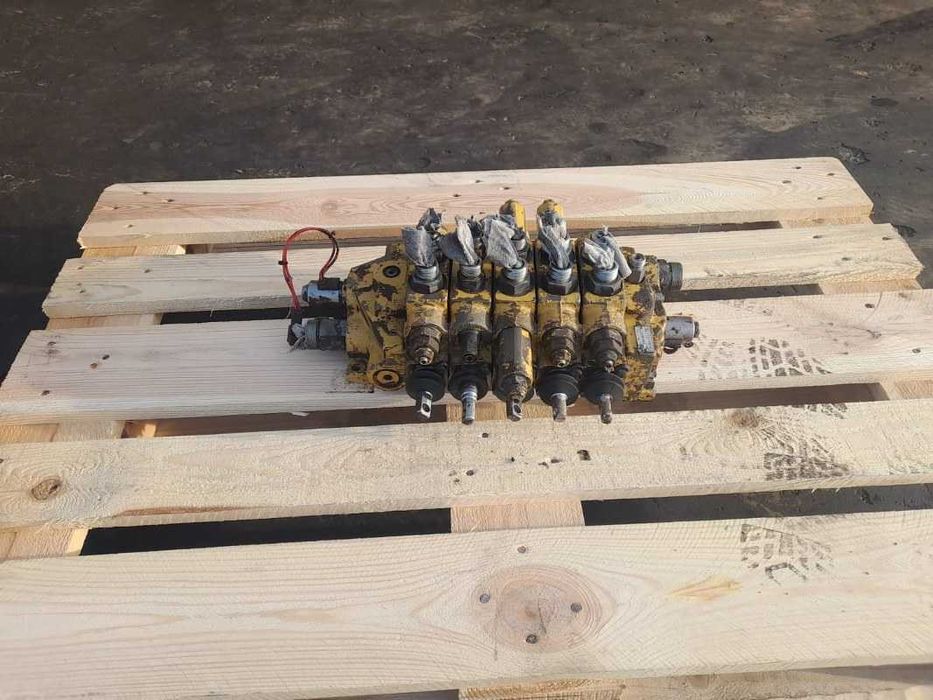 Distribuitor hidraulic Caterpillar 180-8603 buldoexcavator Caterpillar 428D