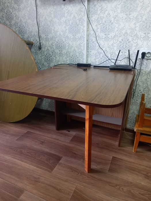 Продам стол книжка