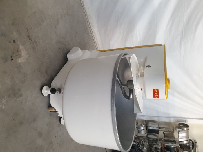 Продавам немска спирална двускоростна тестомесачка Erka 240литра