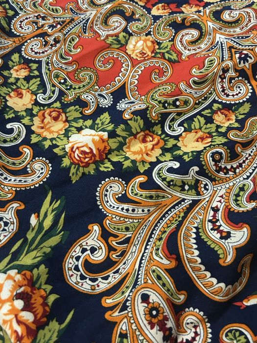 Очень красивый яркий платок