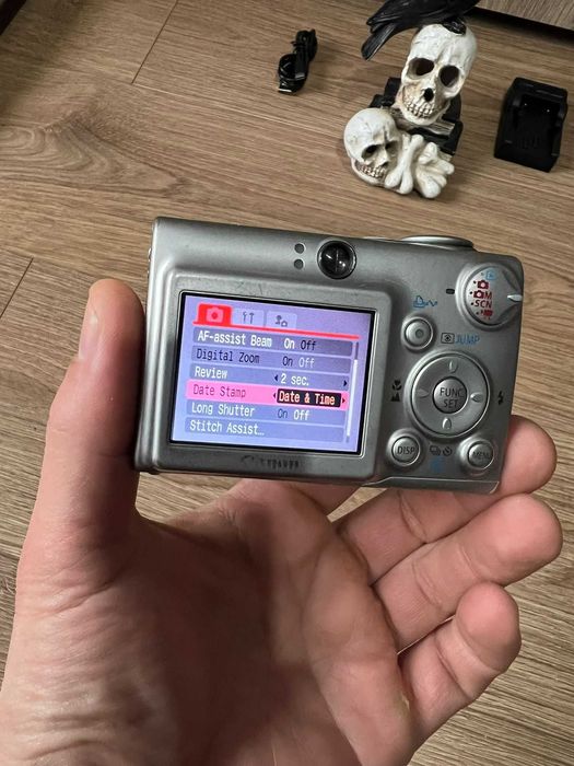 Aparat foto digital camera Canon IXUS 700 printeaza data si ora pe poza,statii itp, poze retro, pachet complet, baterie, card incarcator