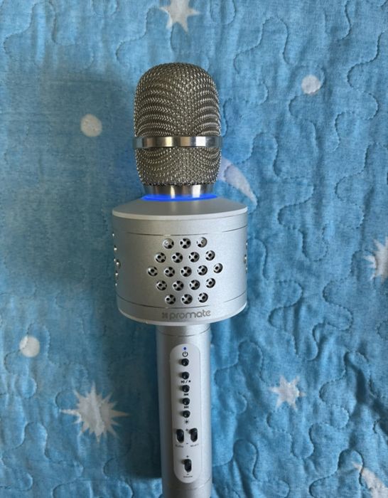 Microfon Karaoke Wireless cu Bluetooth și Lumini LED – Stare Excelentă!