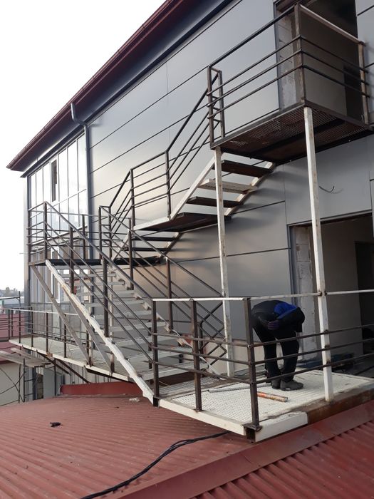 Услуга электро сварка лестницы, перила, навесы, отопления и так дале