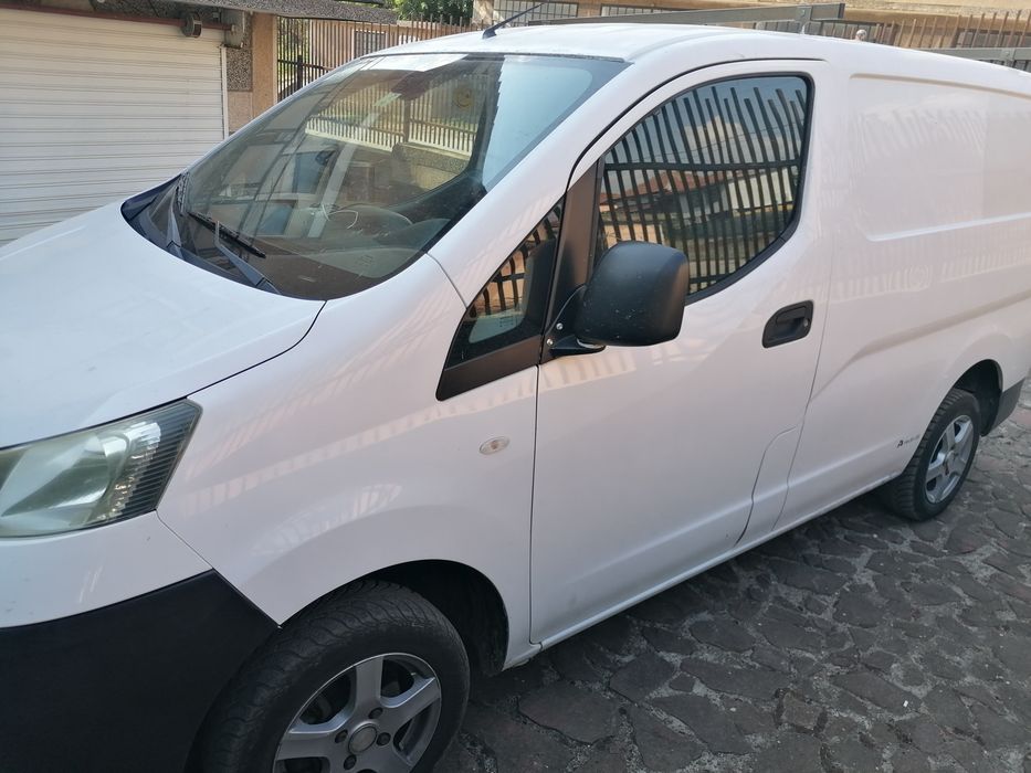 Продавам Нисан нв200