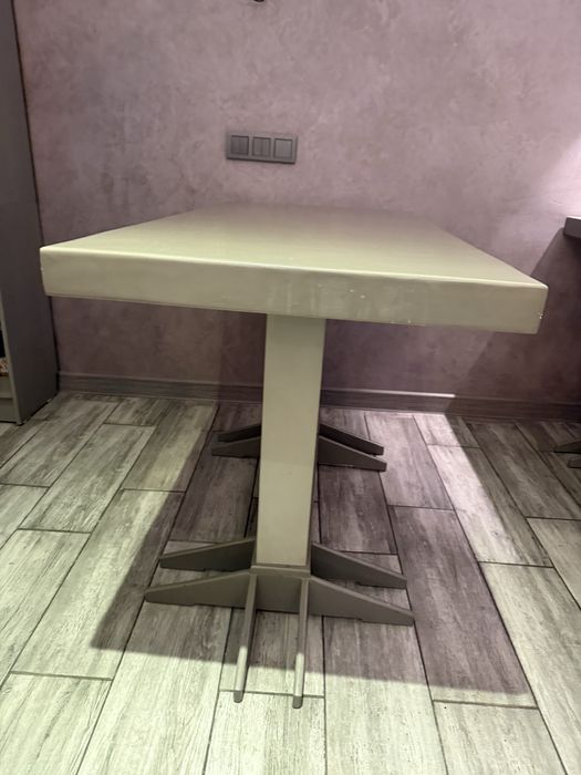 Продам столы  б/у срочно