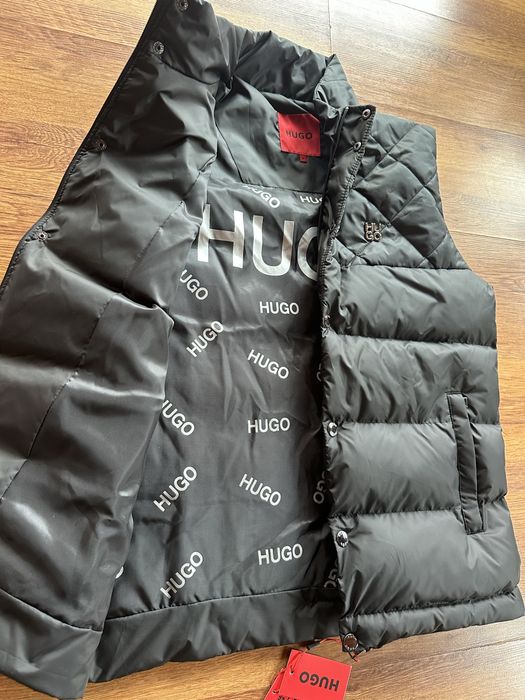 Мъжки,черен елек Hugo BOSS с метално лого и ципове на джобовете