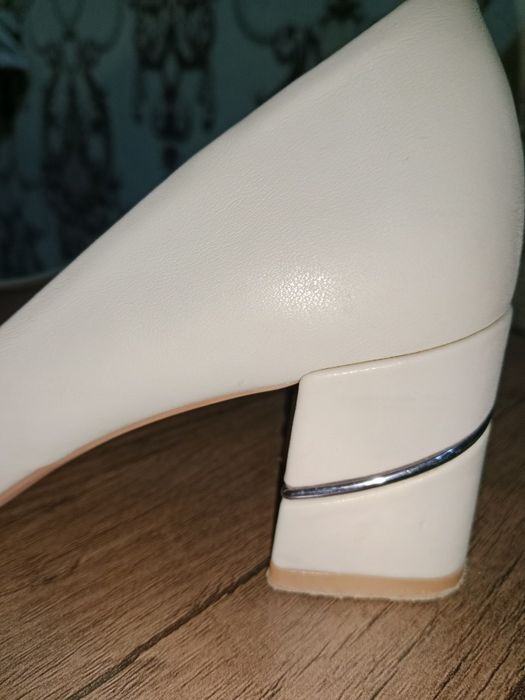 Tufli srochna sotiladi