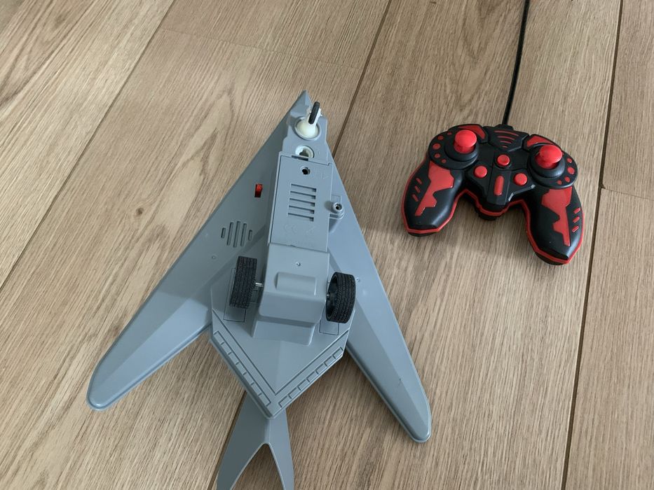 Радиоуправляемая игрушка самолет