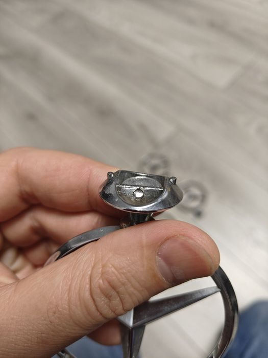 Vand embleme mercedes w115 w116 w114 și alte modele vechi din anii 70