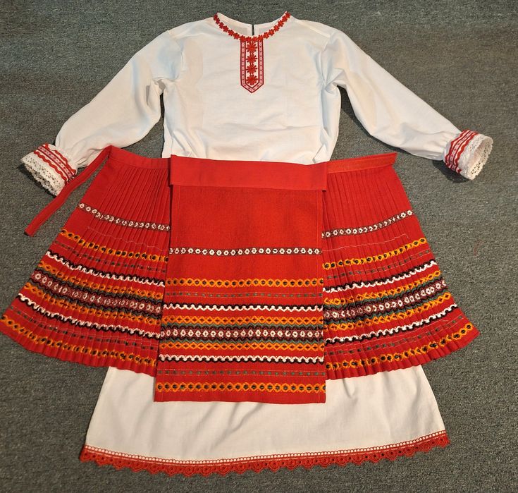 Народна носия 5-9 г. - 90 €