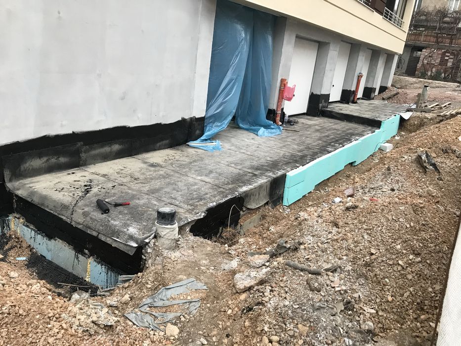 Вертикална планировка-подпорни стени,отводнители, полагане на паваж