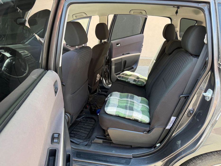Mașina Toyota corola verso