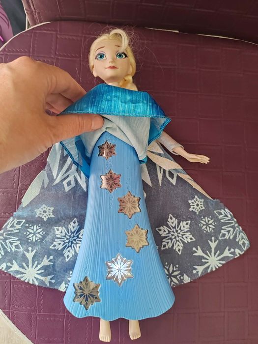 Vând păpușă Frozen Elsa