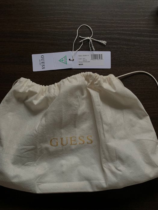 белая оригинальная сумка Guess