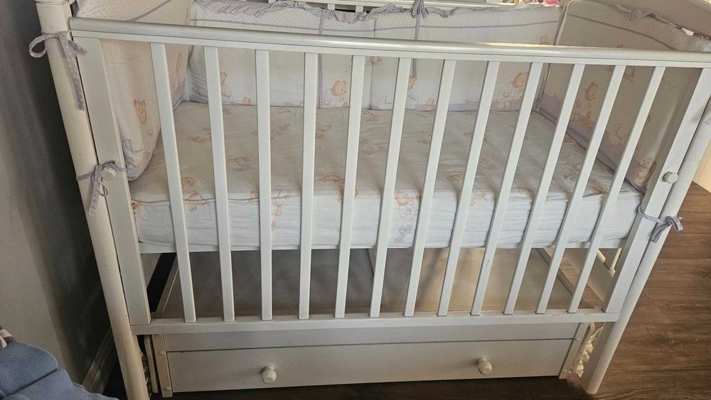 Кроватка детская с маятником
