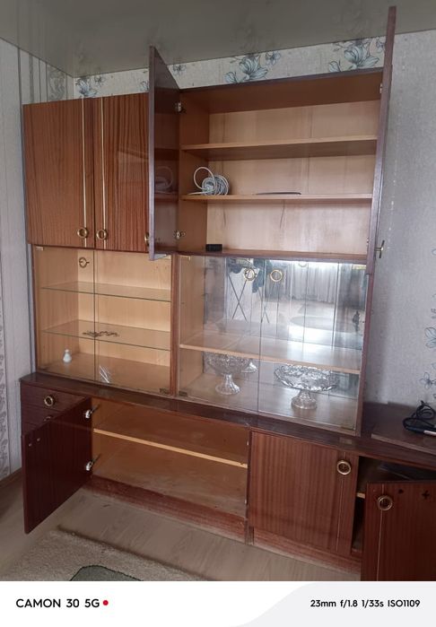 Продам шкаф-сервант бу