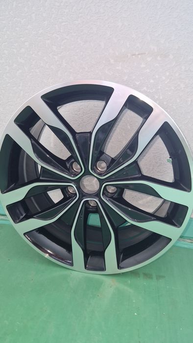 Продам комплект новых литых дисков R18