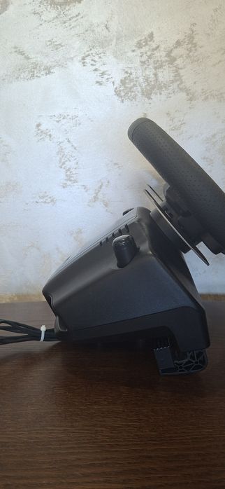 Волан Logitech G29 със скоростен лост и педали