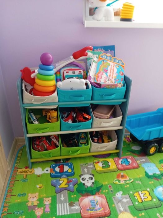 Детска етажерка за играчки.