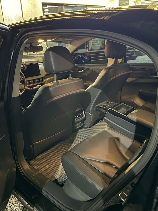 Hongqi eqm-5 qora 2024