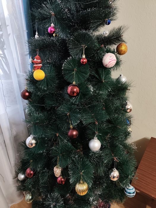 Продам ёлку  без игрушек