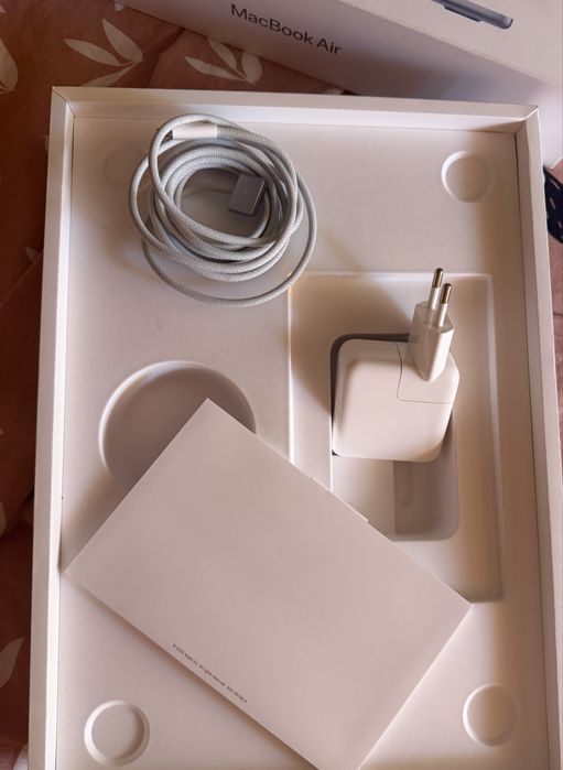 MacBook Air 13.6 2025 Cip m4