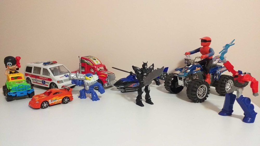 lot diverse jucarii figurine transformers robotei camioane masinute