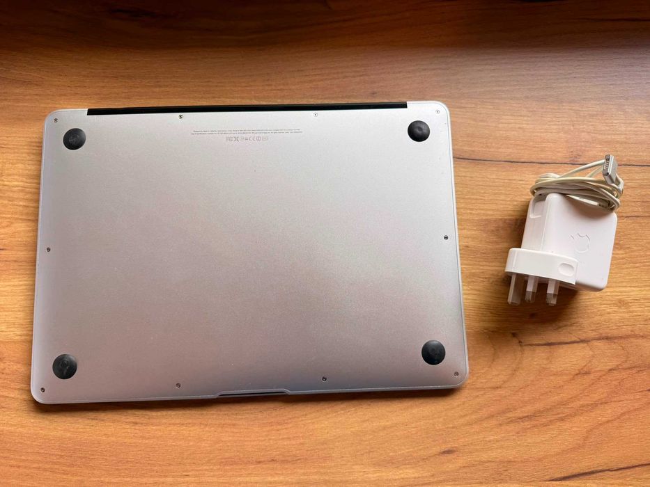 MacBook Air 13" 2017 i5 / 8GB RAM / 128GB SSD - Отлично Състояние