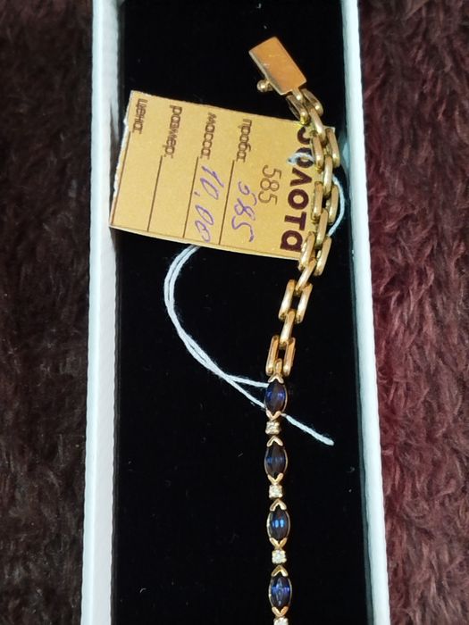 Браслет с бриллиантами и драгоценными камнями.