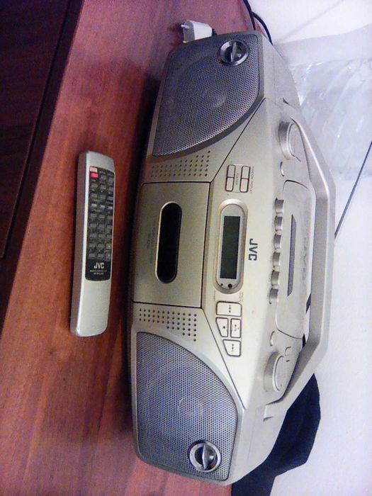 Pадио    касетофон  с  дистанционно /  ЖЕ ВЕ СЕЙ    .