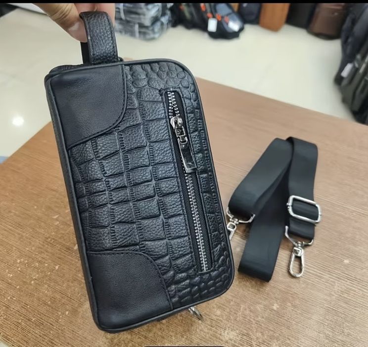 Клатч продается