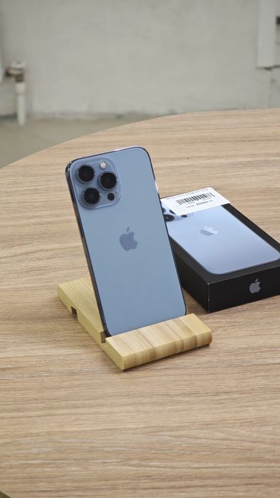 iPhone 13 Pro | Apple Room
