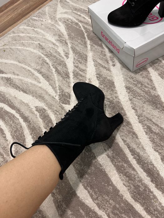 Черни велурени боти на ток