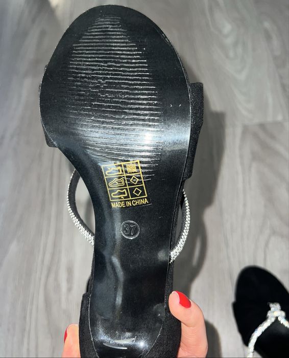 Sandale negre cu baretǎ argintie