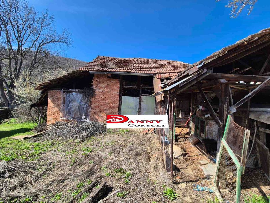 Къща на две нива с двор и кладенец в гр. Сухиндол