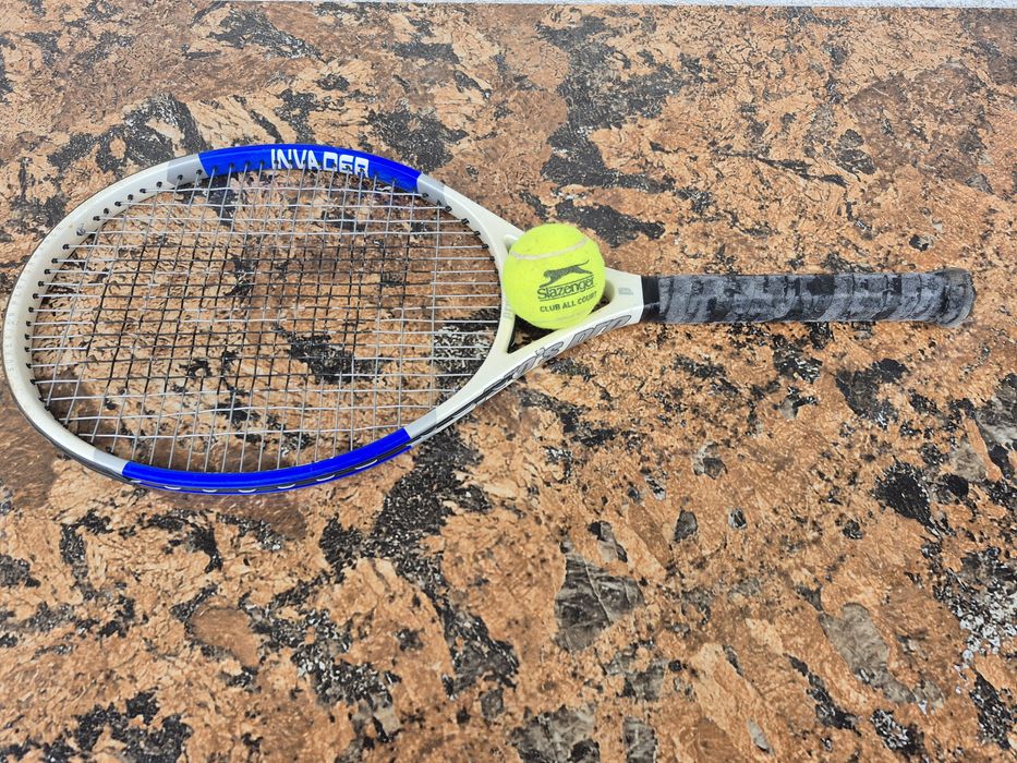 Vând paleta de tenis INVANCER CARBON TEC 806
