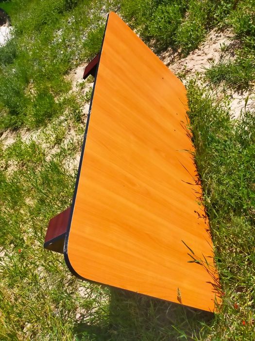 Үстел шай ішетін