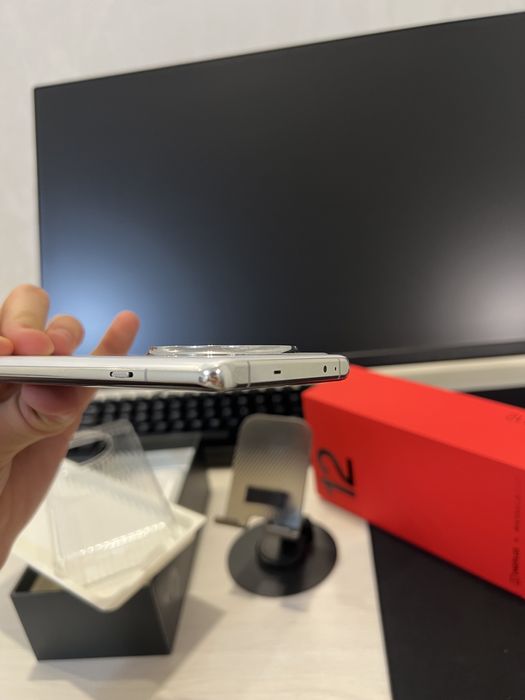 Продам OnePlus 12