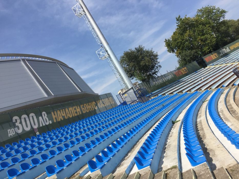 Пластмасови седалки, създадени да издържат