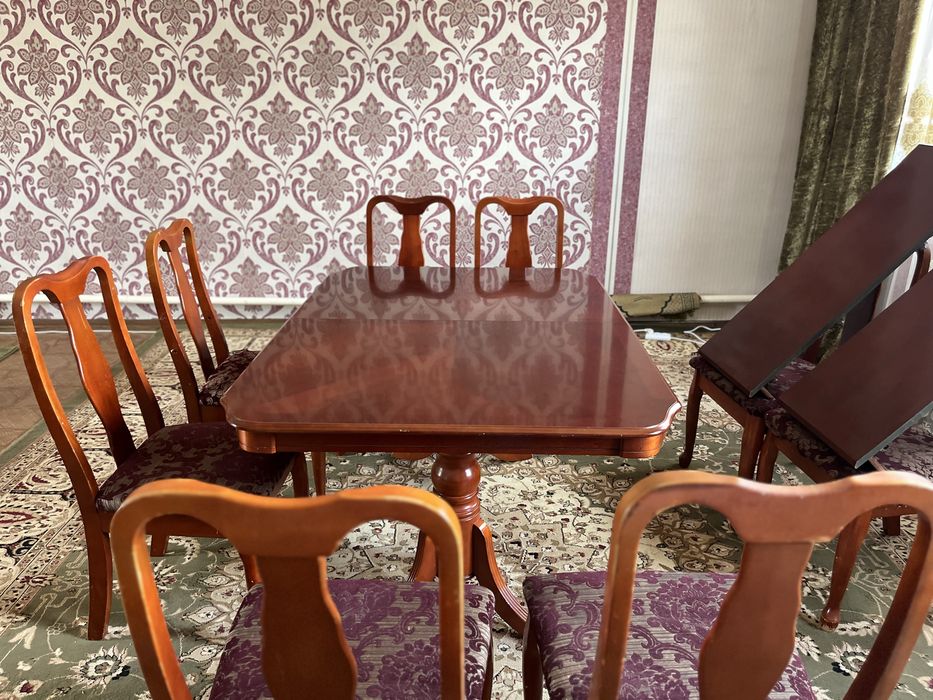Стол со стульями