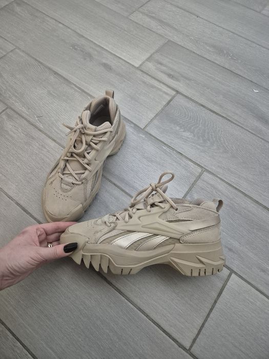 Adidasi Reebok aproape noi