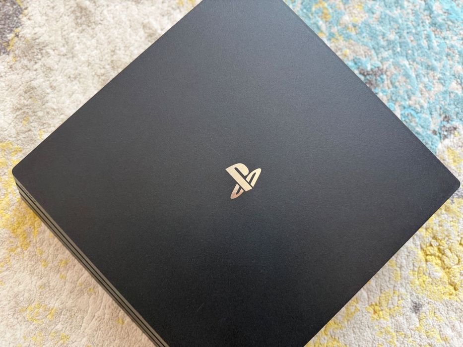 Play station4 pro 1 tb + 2 джойстика + игри