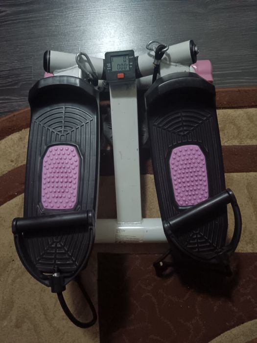 Stepper cu afișaj electronic și corzi pentru rezistență