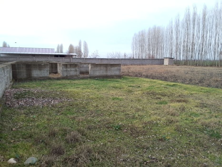 Участка сотилади. 11 соток. Хужжатлари бор. Тош.вил. Уртачирчиқ тум