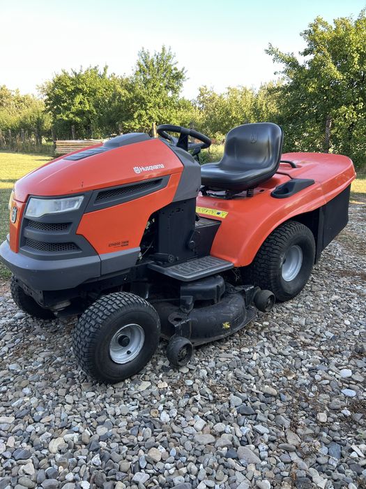 Vând tractoraș de gazon Husqvarna CTH 200