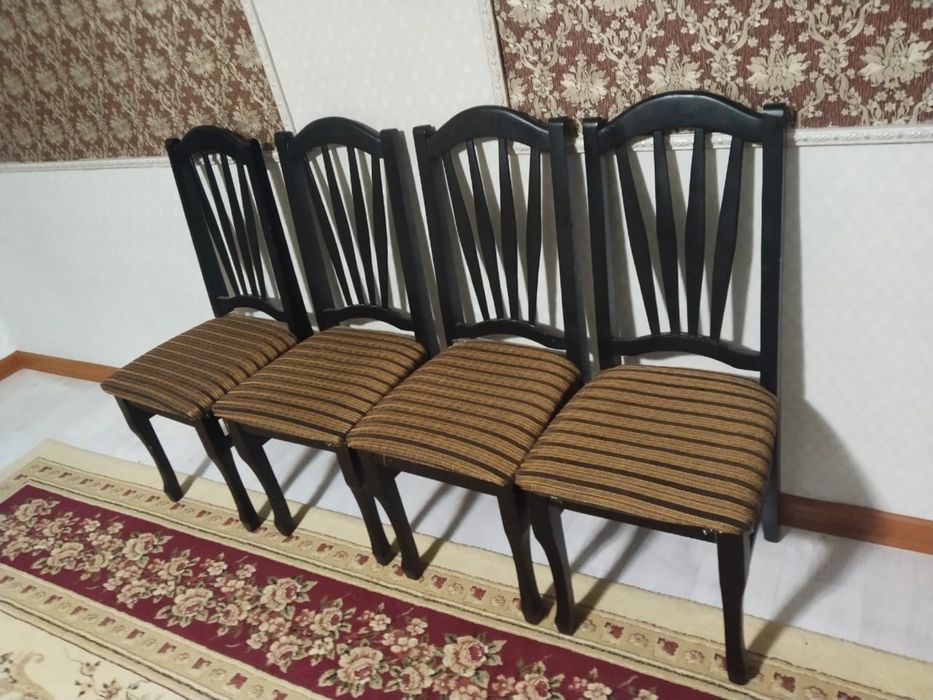 Продам стол с 12 стульями .